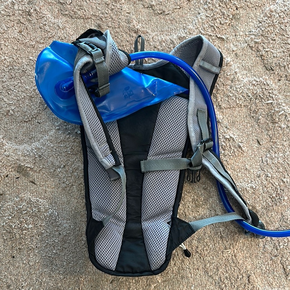 CamelBak Black & Blue Hydration Backpack with Reservoir Hiking Biking Pack - Picture 3 of 4